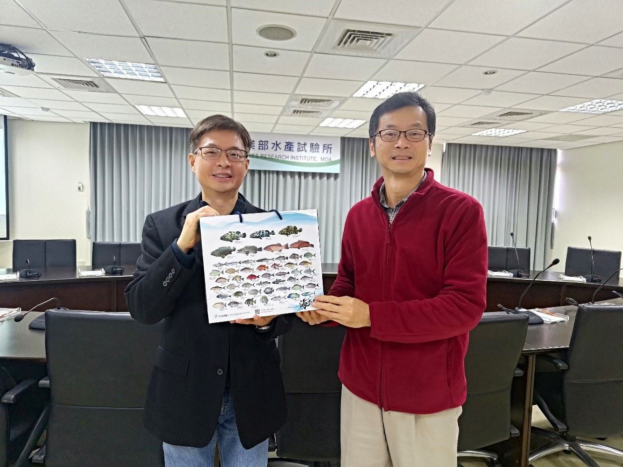 海洋漁業組張可揚組長代表致贈本所推廣品，感謝曾教授蒞所演講