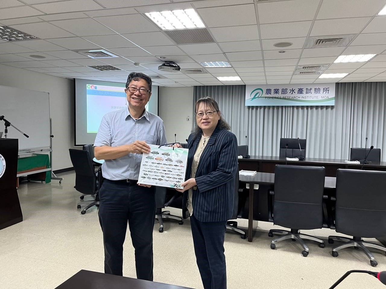 蔡惠萍組長(右)致贈本所相關出版品,感謝陳老師的分享