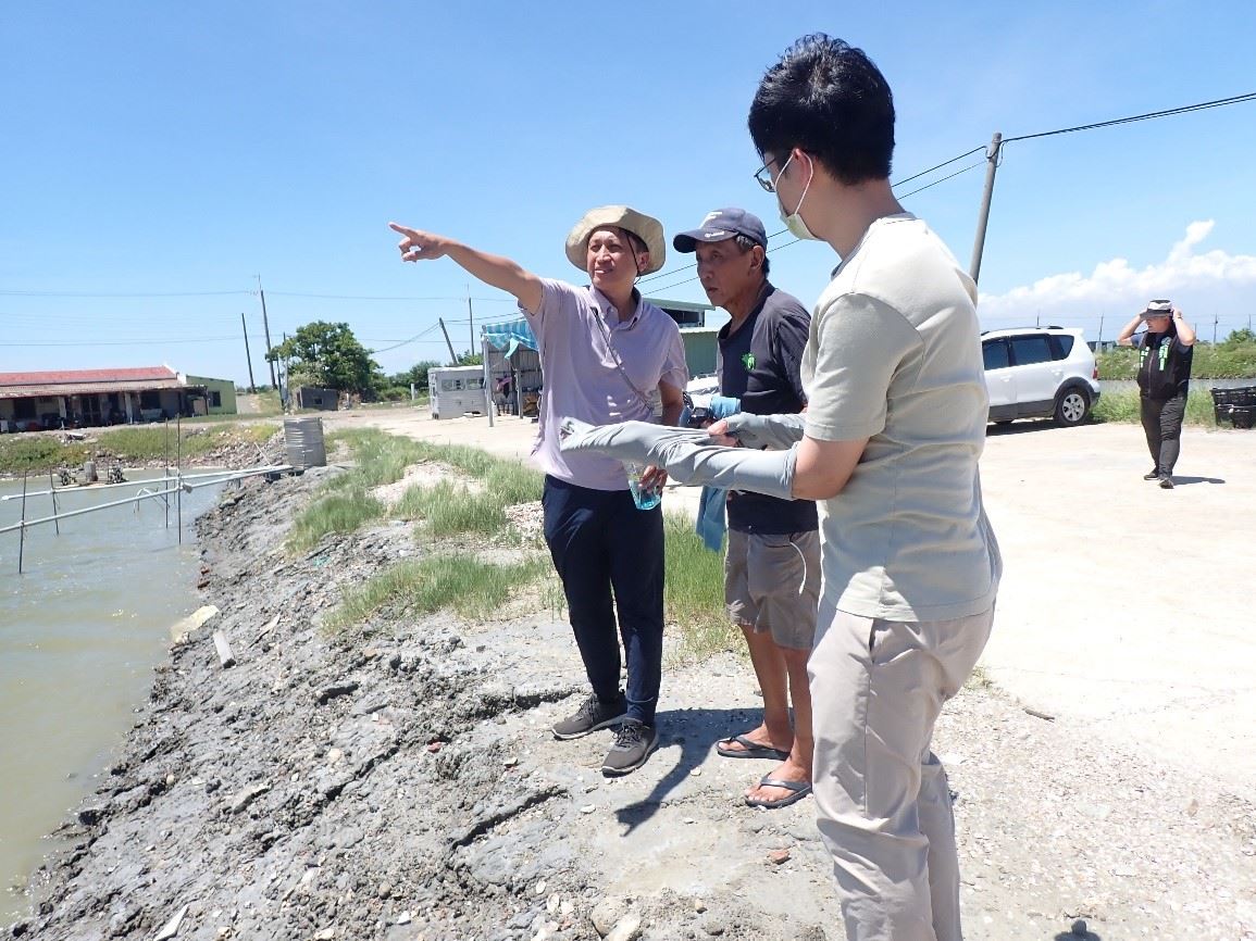 水試所團隊於安南區向養殖戶解說文蛤池適合的條件與改善建議