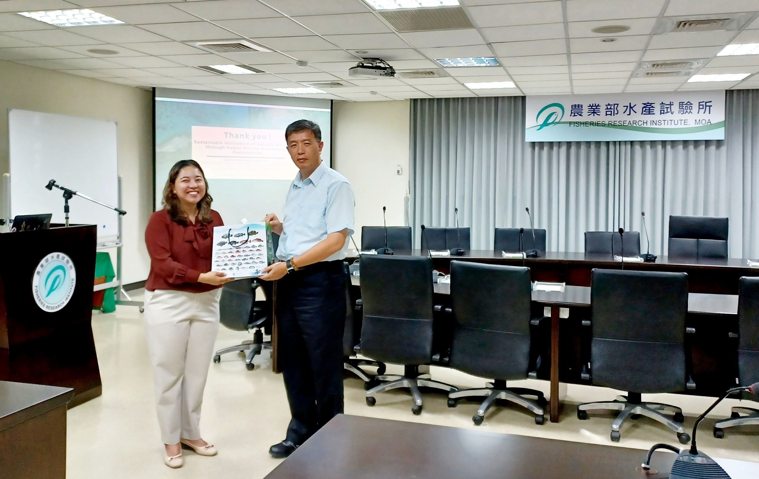 曾振德主任秘書代表本所致贈宣導品表達感謝