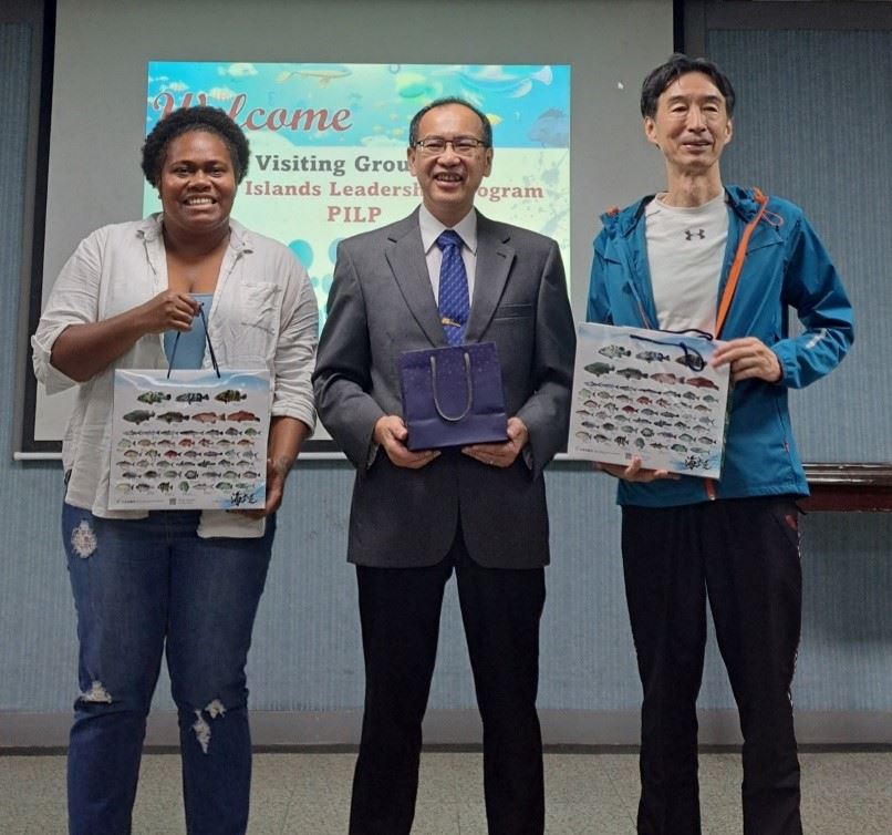 張所長（中）與牟大使（右）與學員代表互贈禮品留念