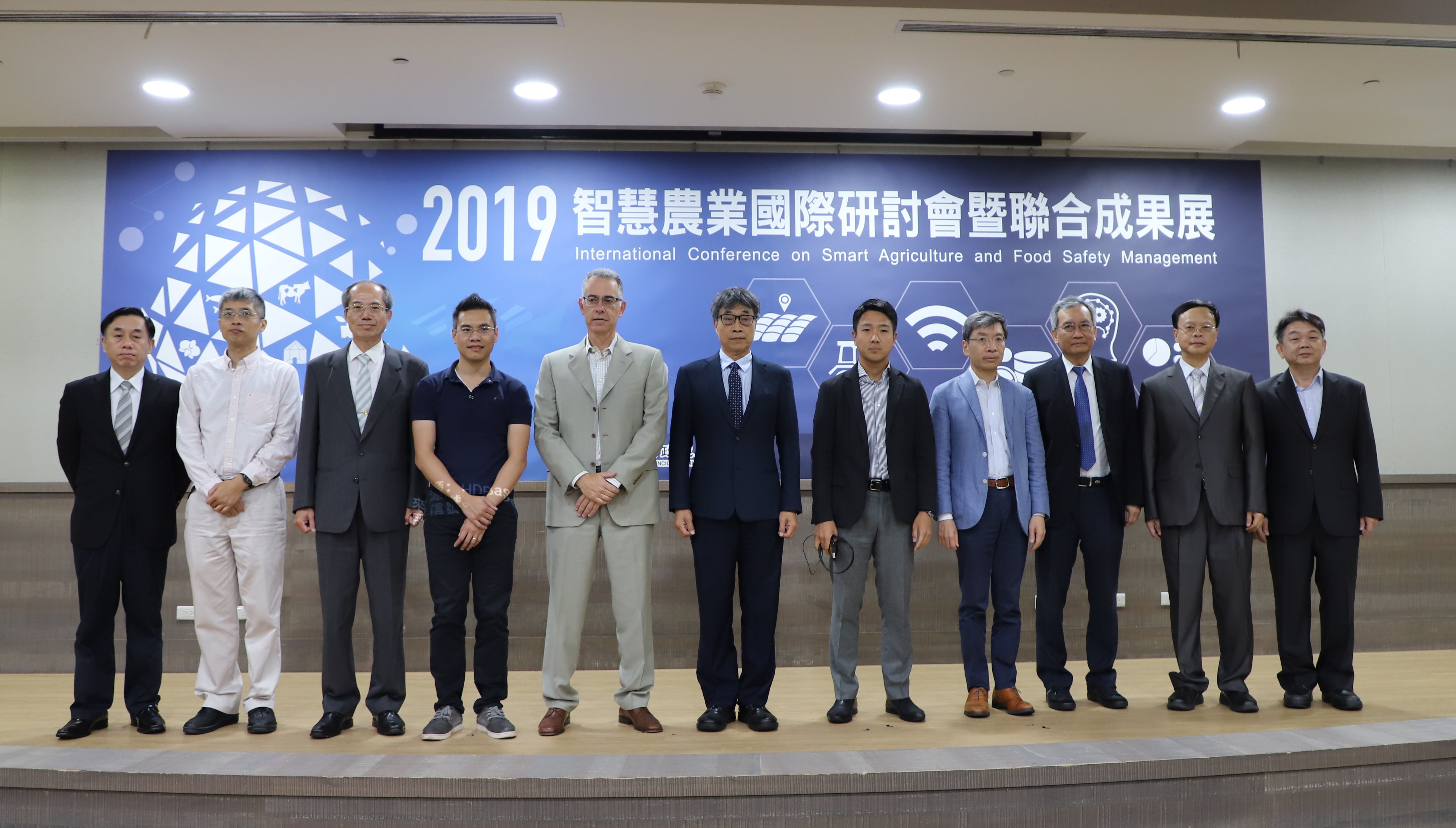 與會來賓與研討會講者合影 