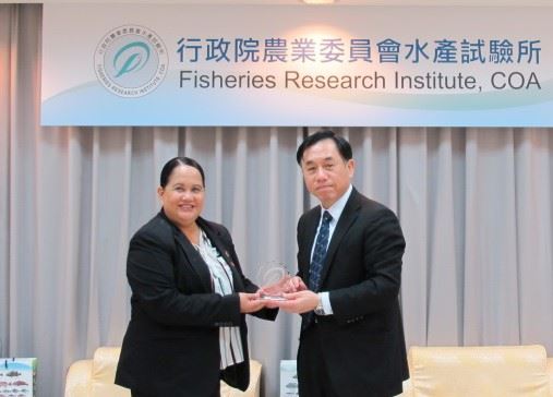 陳所長贈送紀念品給議長Ms. Barnes