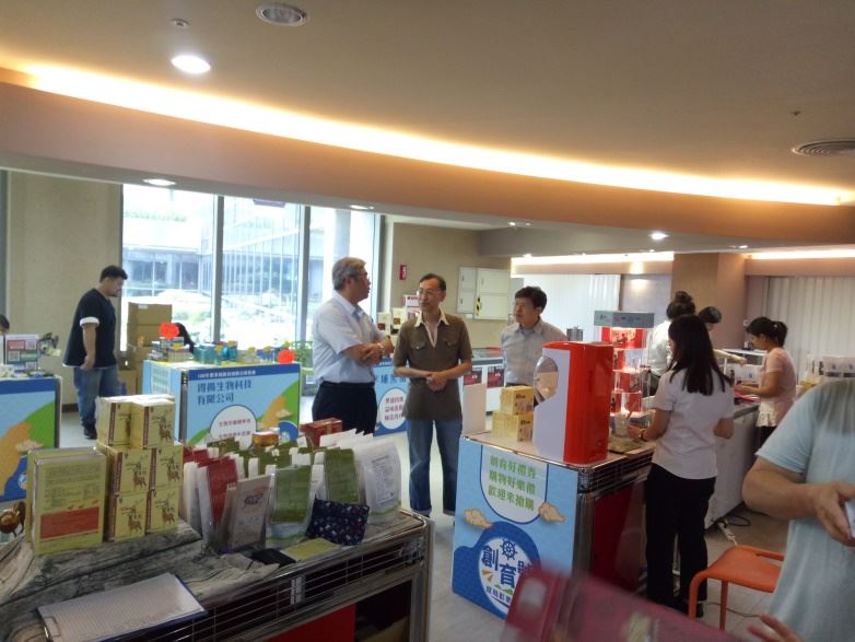 本所企劃資訊組許晉榮組長於開場前巡場，細心聆聽廠商介紹產品特色