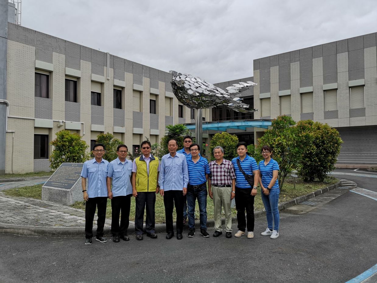 李主委（左四）、何主任（左三）與貴賓們在園區公共藝術作品前合影留念