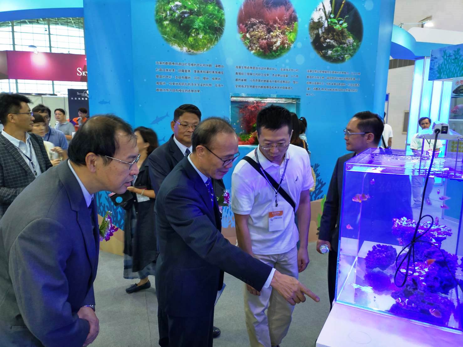 陳添壽副主委蒞臨本所展區了解觀賞魚研發現況
