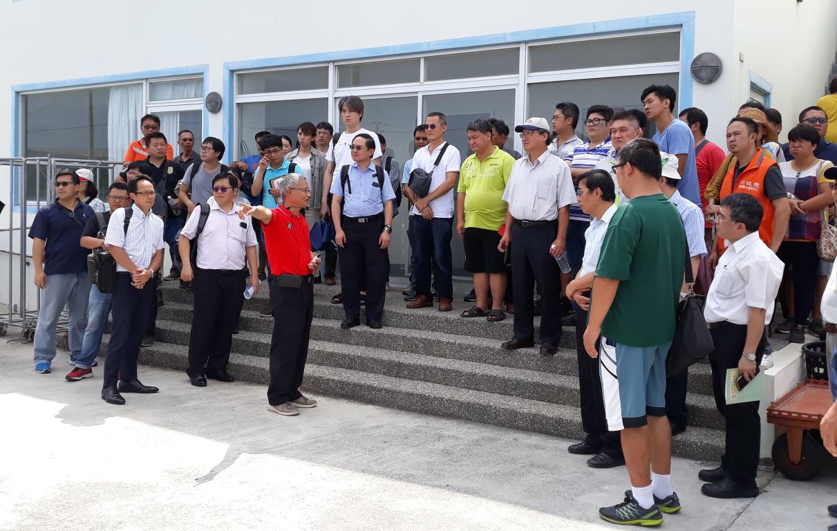 108年7月19日於台東麗島海洋深層水公司舉辦，李興明經理向黃金城副主委及與會業者介紹養殖場防疫設施及養殖成效
