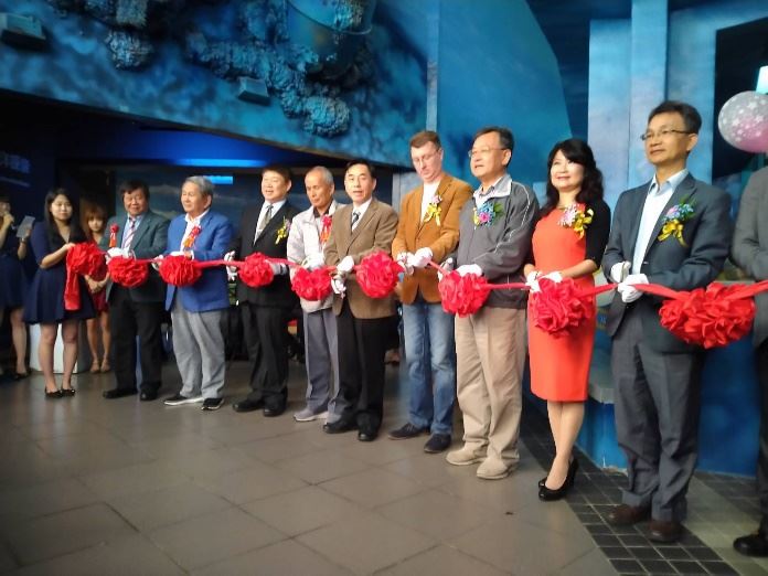 各界來賓一同剪綵，祝賀開館長紅