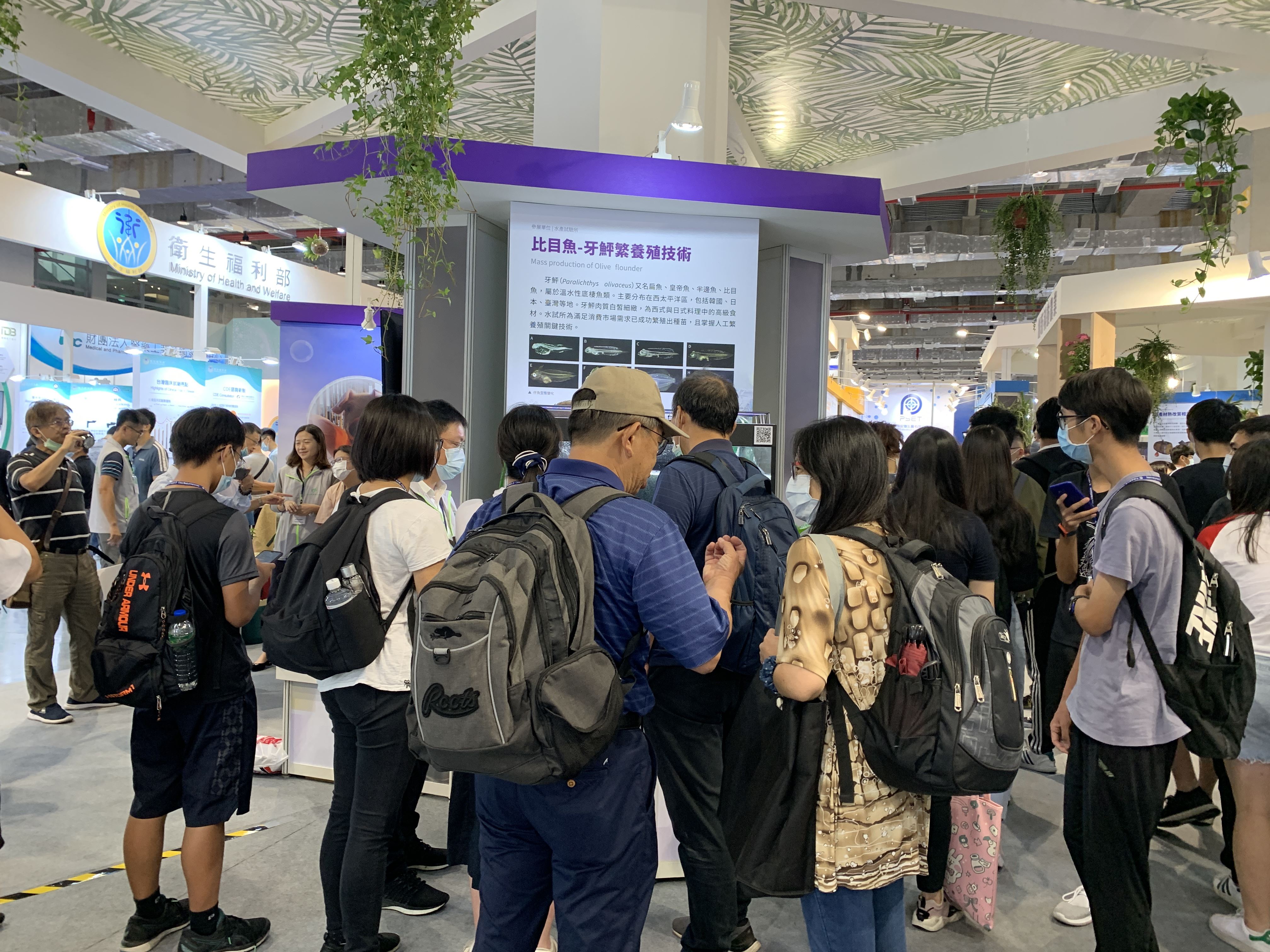 本所以海報搭配活體方式展示牙?，吸引大批民眾圍觀，為展區中最吸睛的焦點