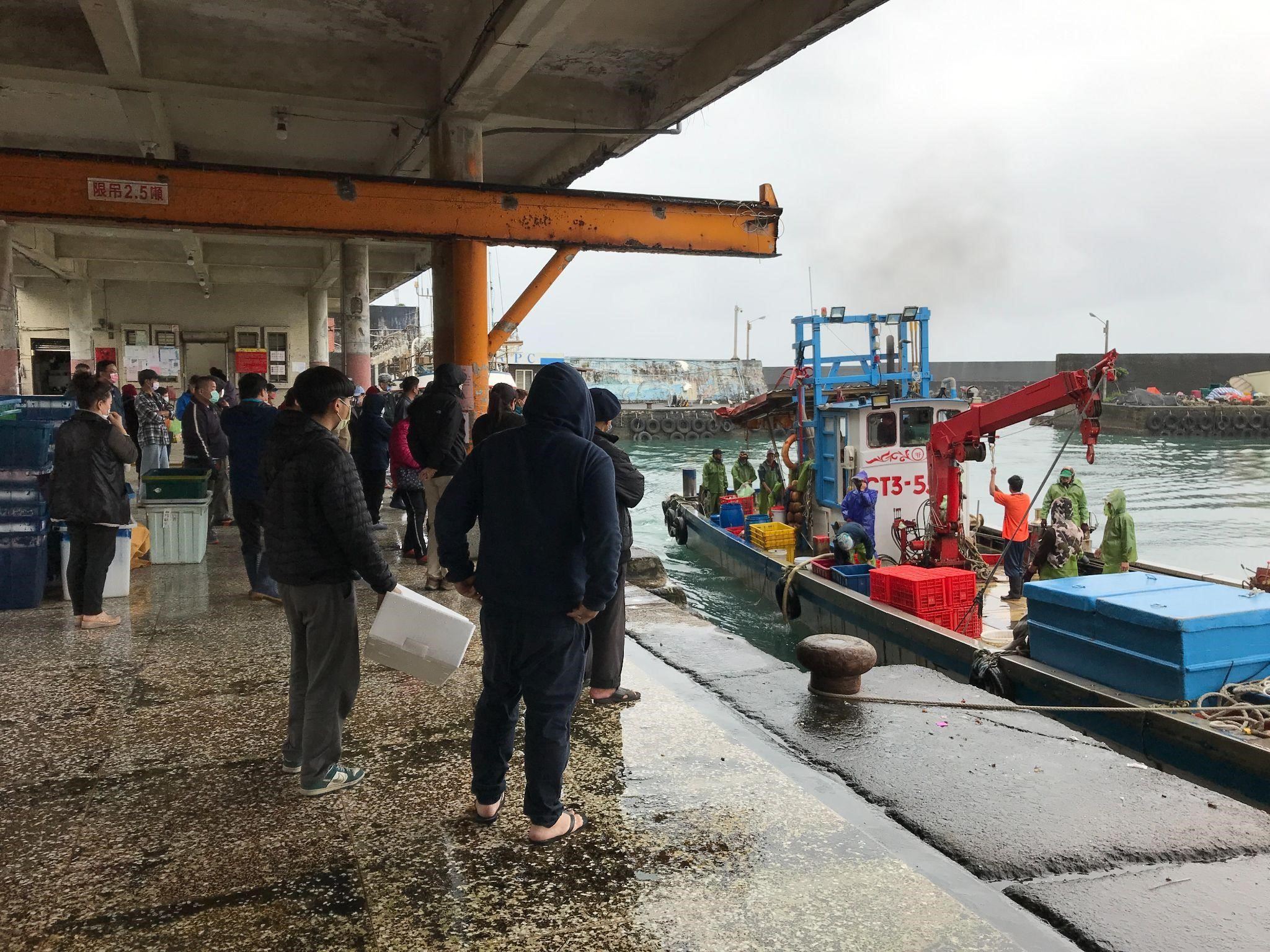 圖1.船未停妥人潮已聚集在港邊蓄勢待發