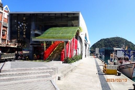 圖3、一拍魚市場正門口，右方是潔淨的漁船卸魚碼頭