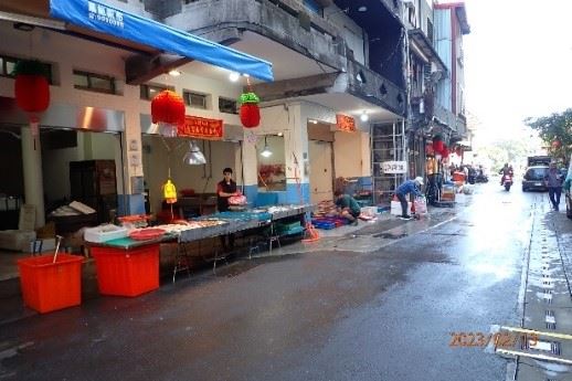 圖5、一拍魚市場北側的漁港路新開了好幾間鮮魚販售店與餐飲店