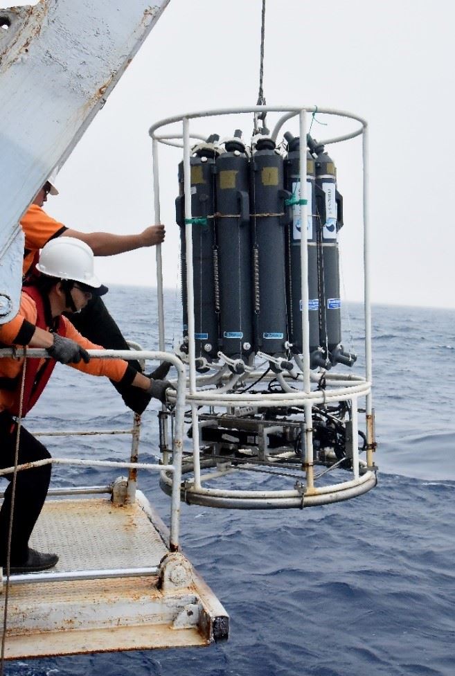 水試一號採水設備投放之現場操作