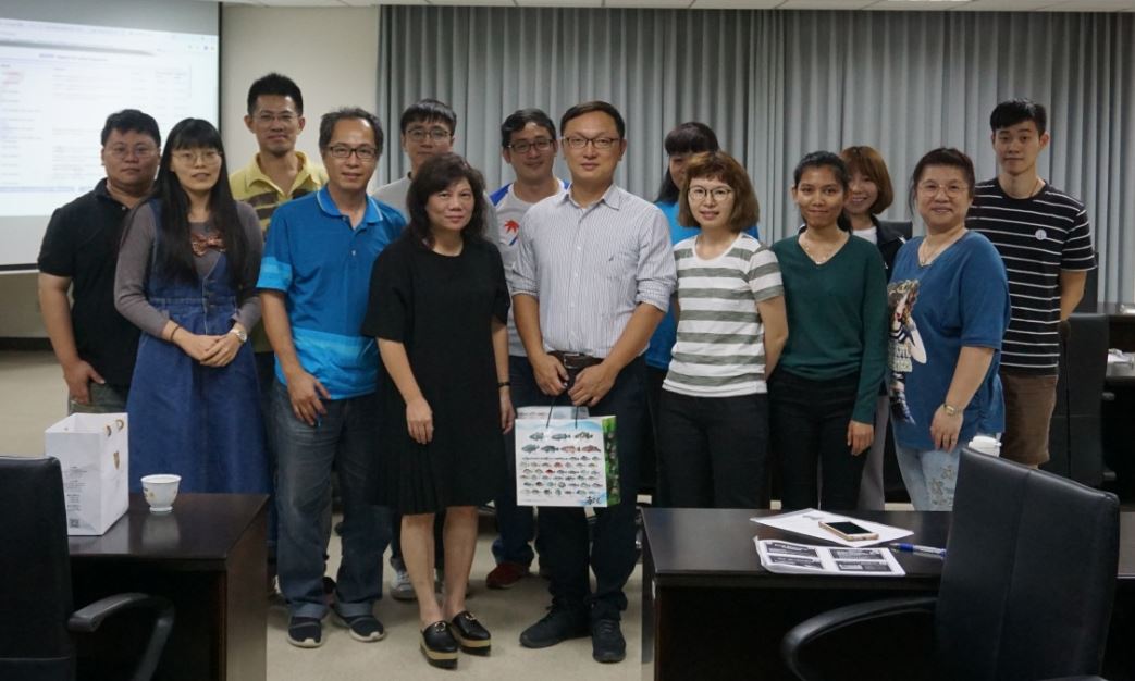 張祐維所長(中)會後與加工組同仁合影留念