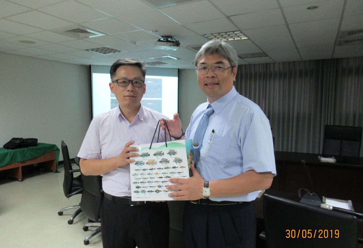 企劃資訊組許晉榮組長(右)代表本所致贈蕭崇德副教授相關出版品