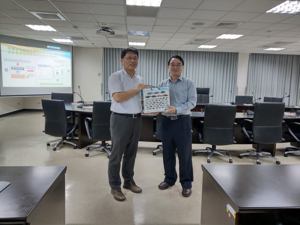 吳豐成組長代表本所致贈林仲彥副研究員紀念品