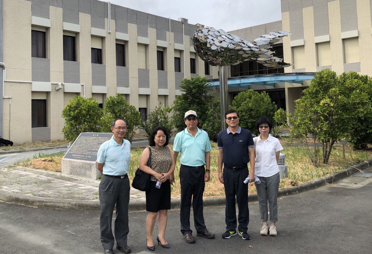 貴賓一行合影留念(左起臺東農場鄔副場長、李場長、本中心何主任、退輔會周副主委與王副處長)