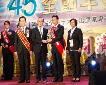 鄭研究員接受蔡總統及農委會陳副主委頒發獲選證書與獎章(右)