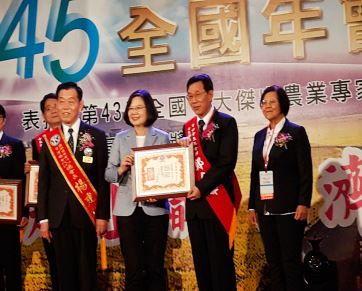 鄭研究員接受蔡總統及農委會陳副主委頒發獲選證書與獎章