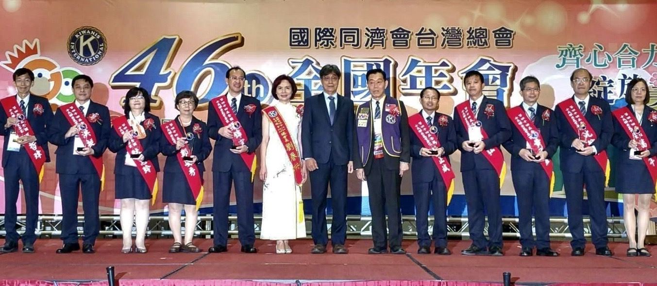 農委會陳駿季副主委（中立者）頒發獎杯後，與國際同濟會臺灣總會劉春快總會長（左六）、農業專家選拔委員會楊建功主委（右六）以及張副所長（左五）等十位得獎人合影