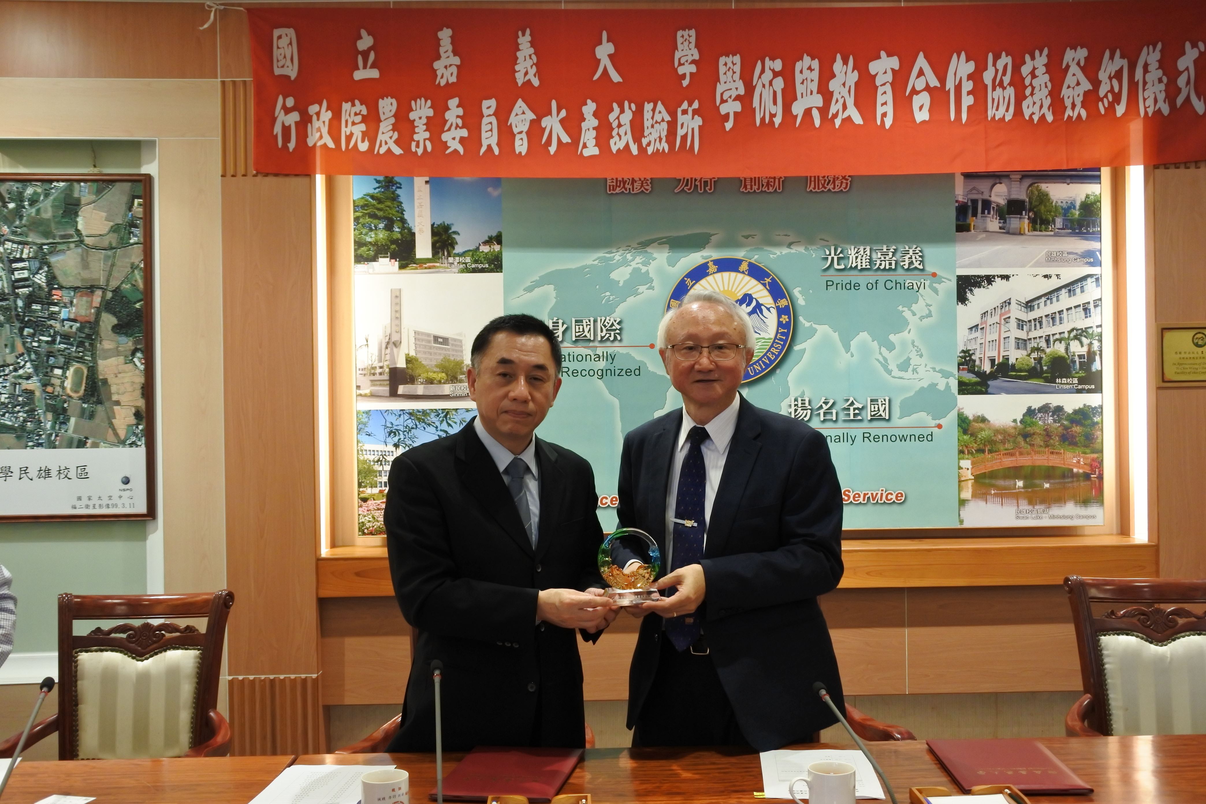 陳所長(左)與艾校長(右)代表本所與國立嘉義大學簽署學術與教育合作協議書,並互贈紀念品留念