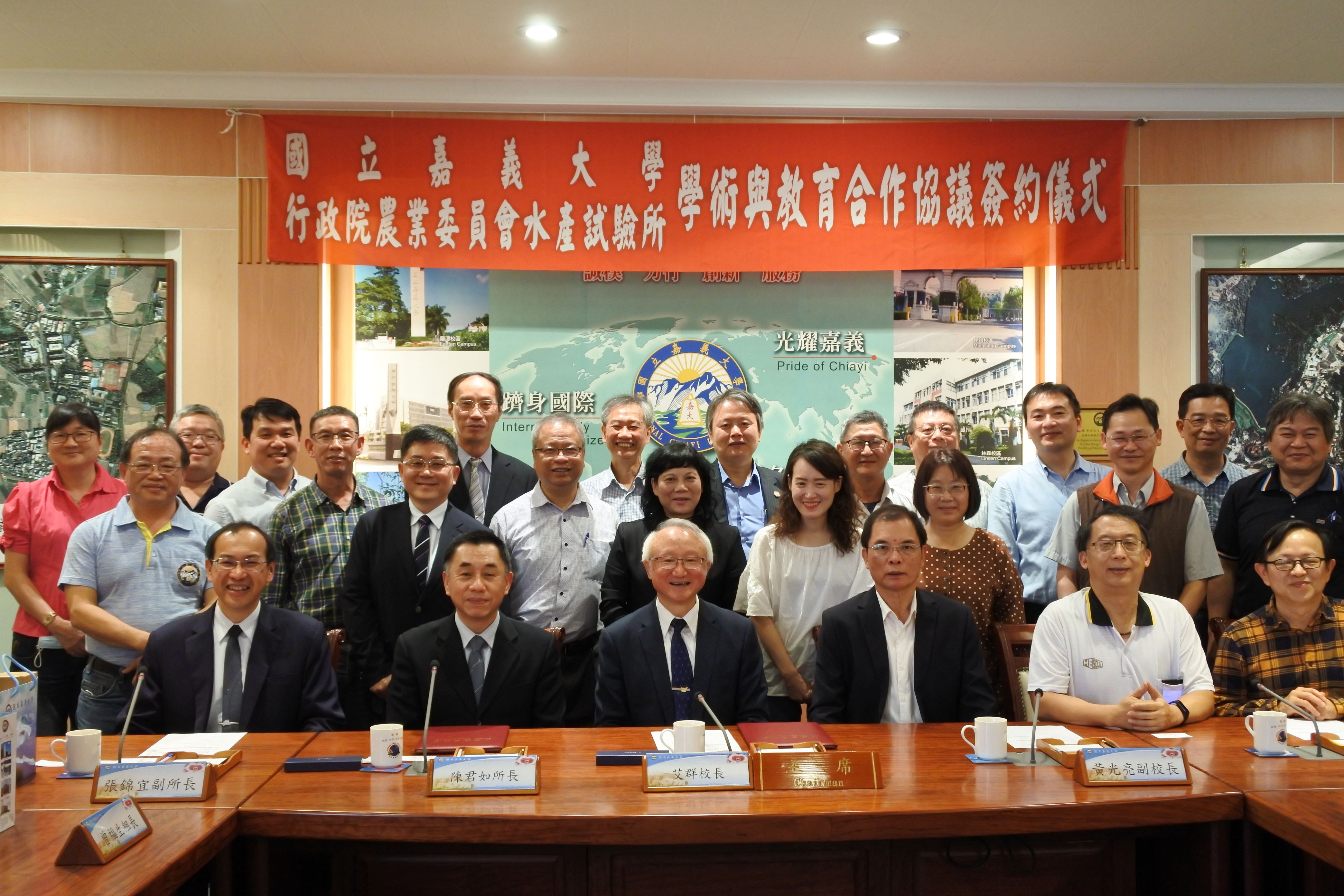 雙方與會人員於儀式後合影