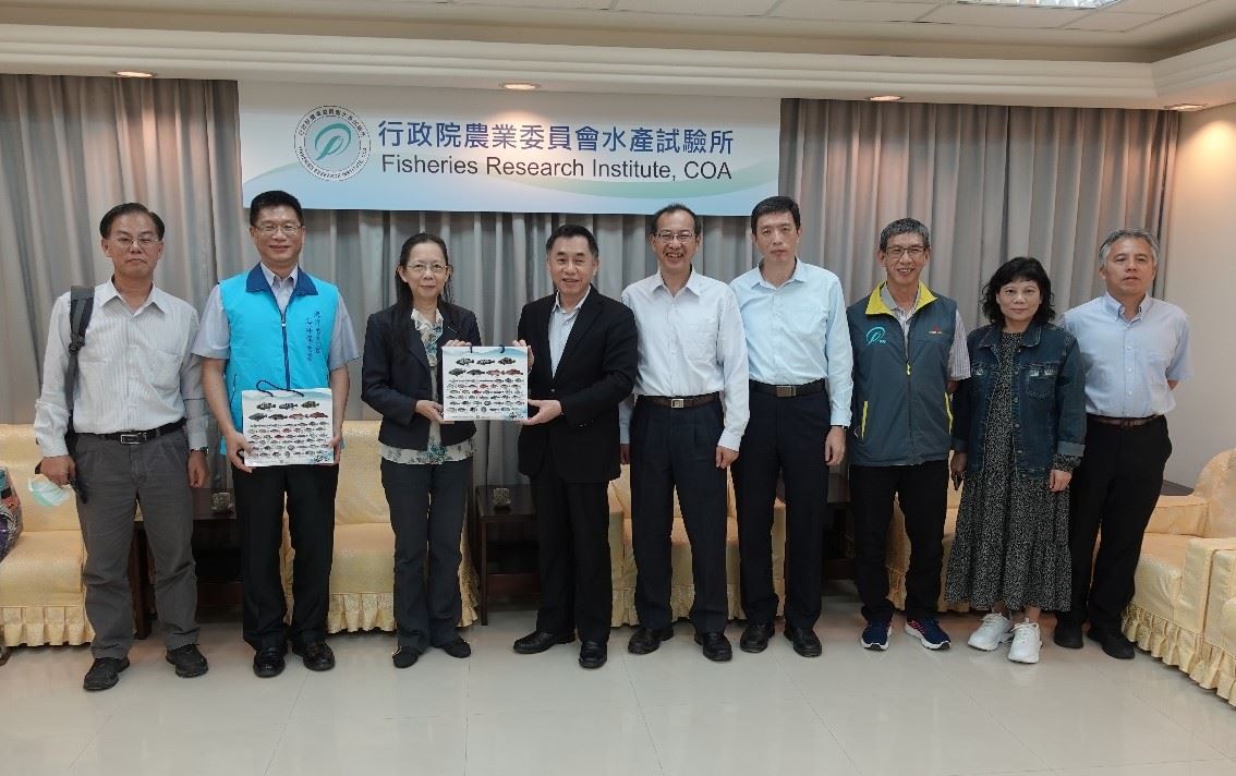 海保署黃署長(左三)、吳副署長(左二)、羅組長(左一)及本所陳所長(左四)與陪同人員合影