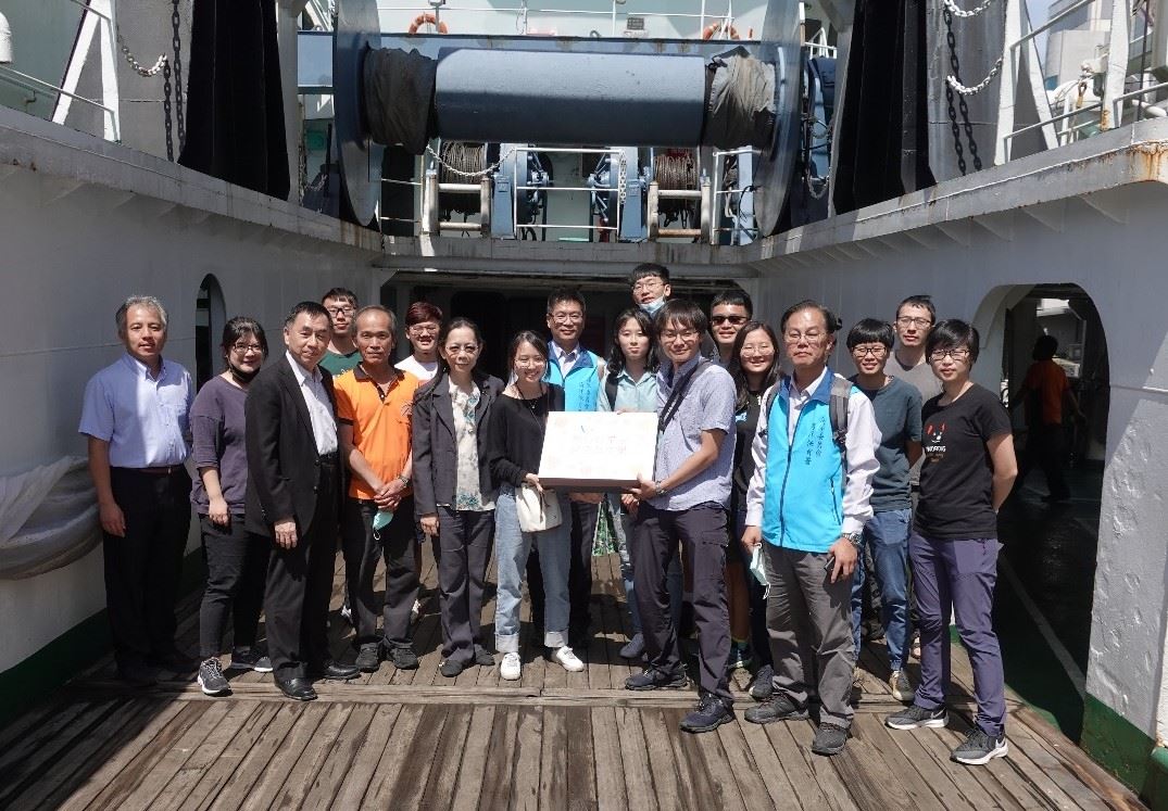 黃署長致贈象徵平安的蘋果予研究團隊