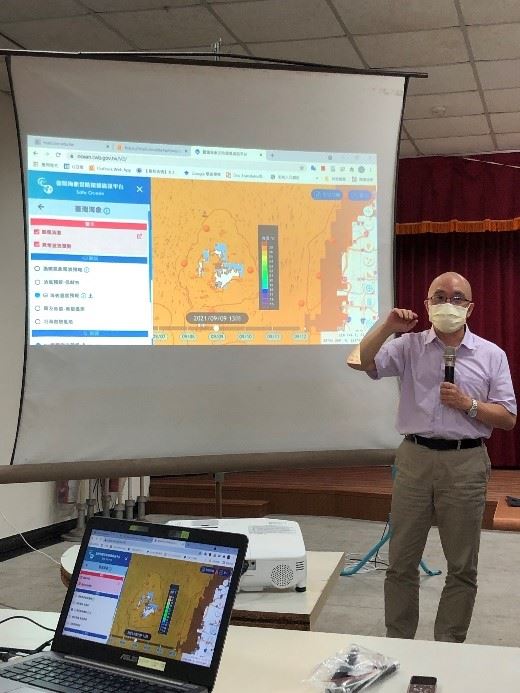 洪景山主任利用建置之平台資訊回答漁民朋友的提問