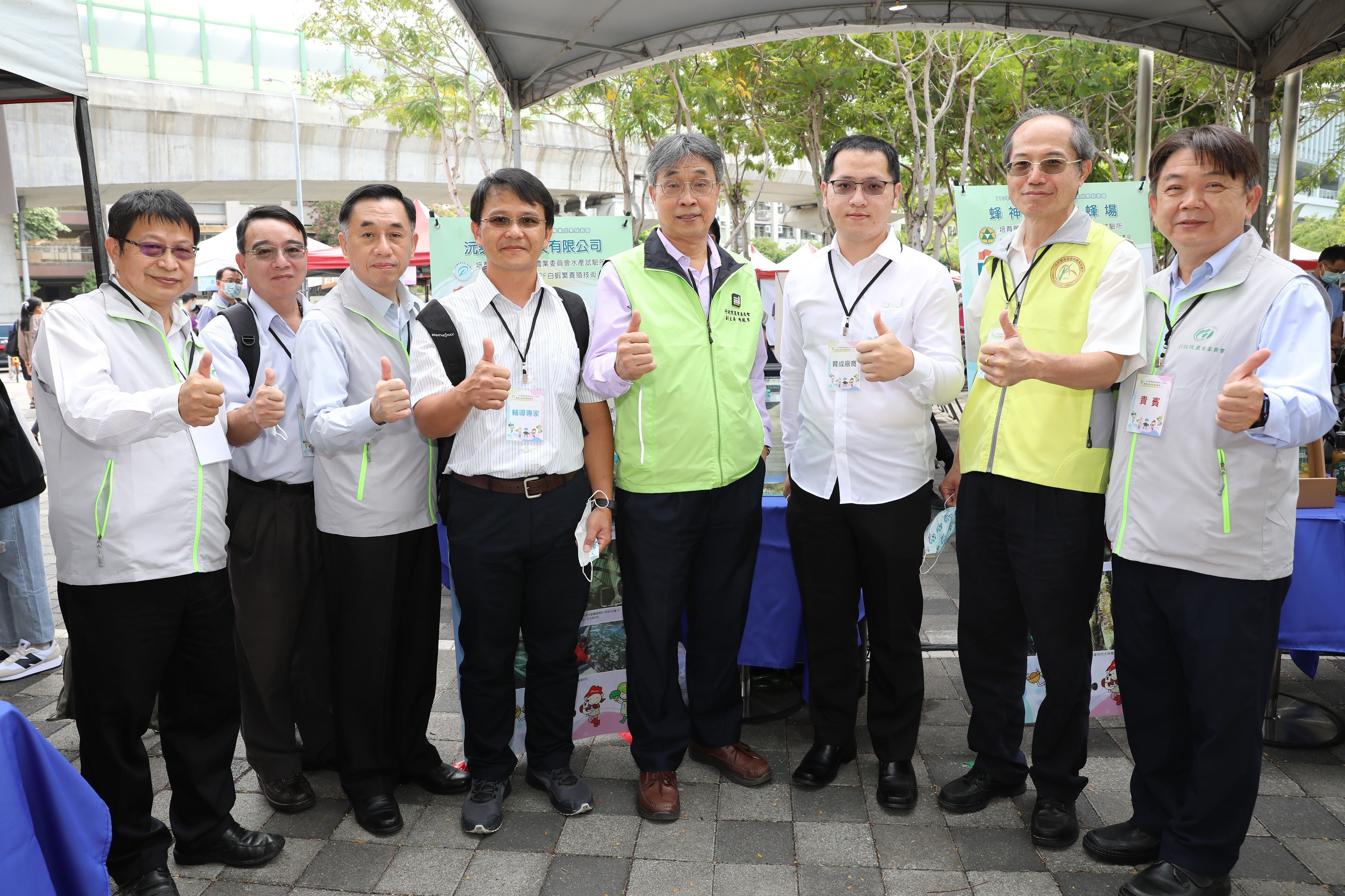 圖二、農委會長官與本所畢業廠商–沅泰生物科技有公司代表合影