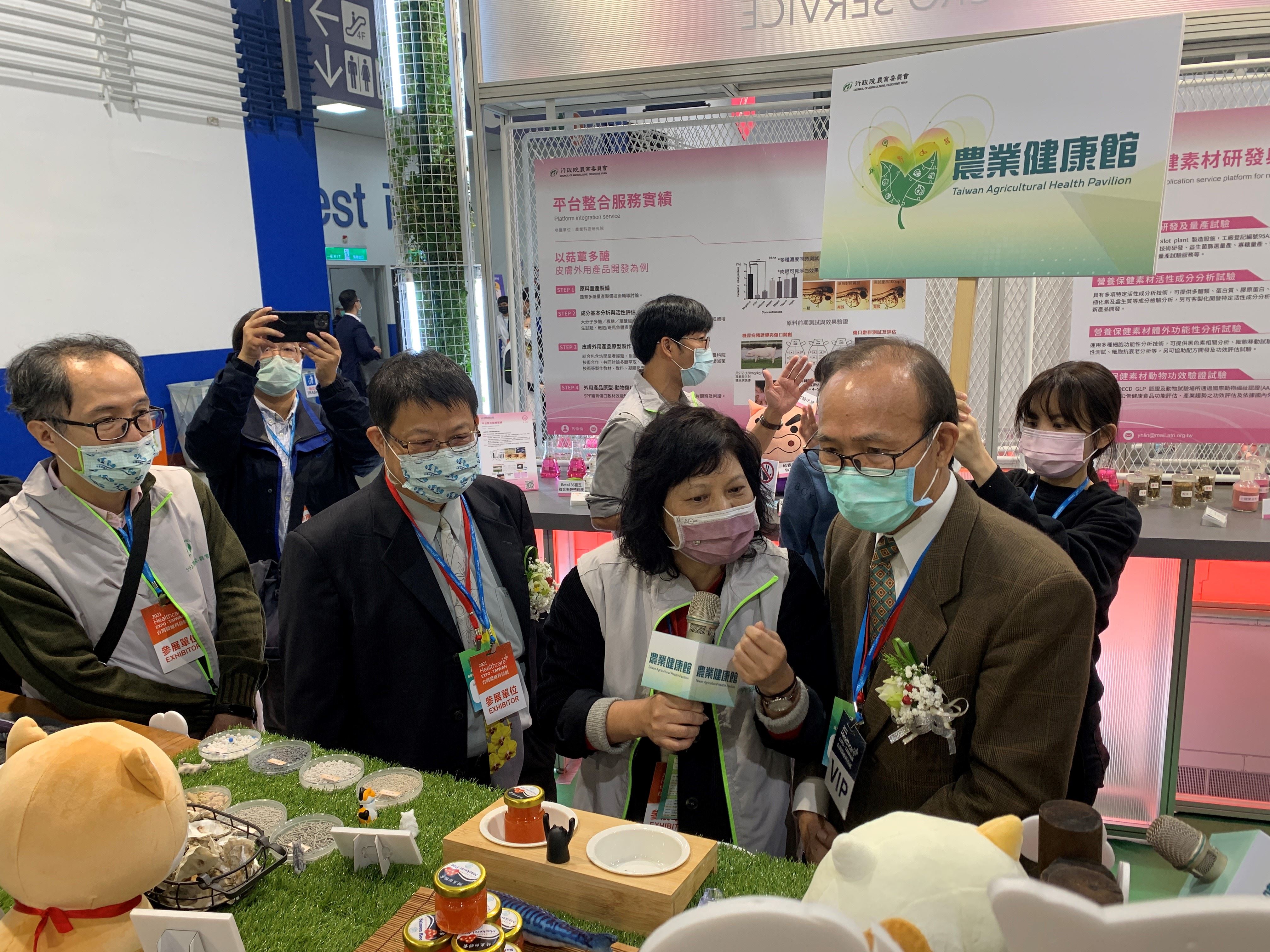 圖1、農委會陳添壽副主任委員至本所展場參觀,了解水產副產物在家貓保健商品之應用