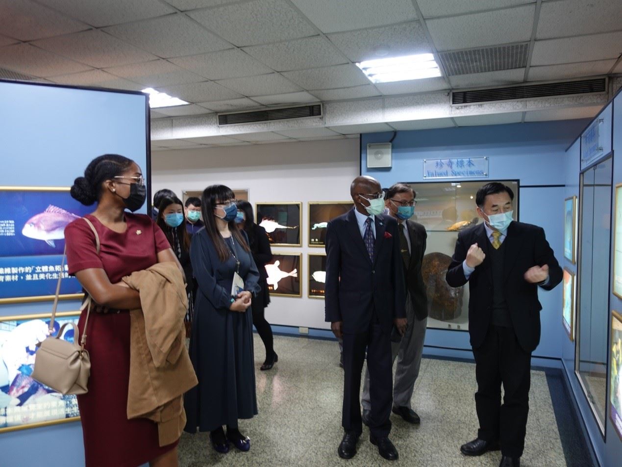 圖2、陳所長引導貴賓參觀陳列館
