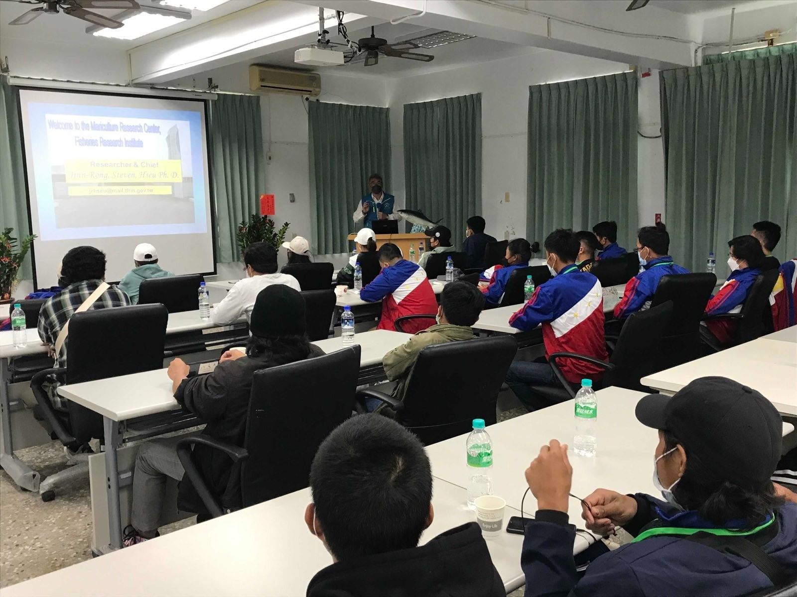 圖1.許晉榮主任介紹海水中心研究概況