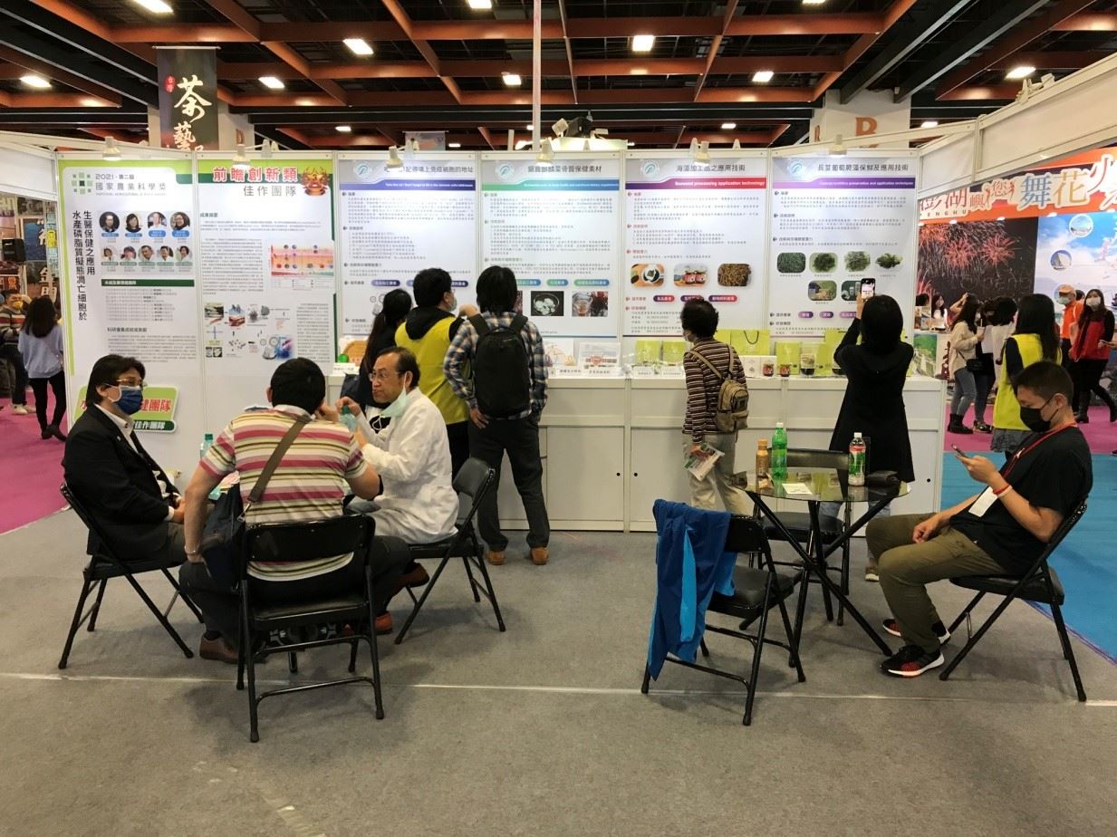 本所展區吸引不少民眾駐足詢問