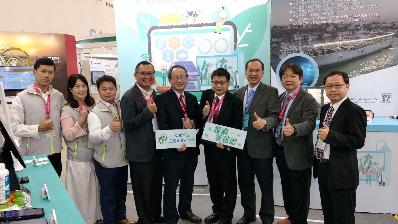 黃金城副主委（左五）至農業智慧館巡場合影