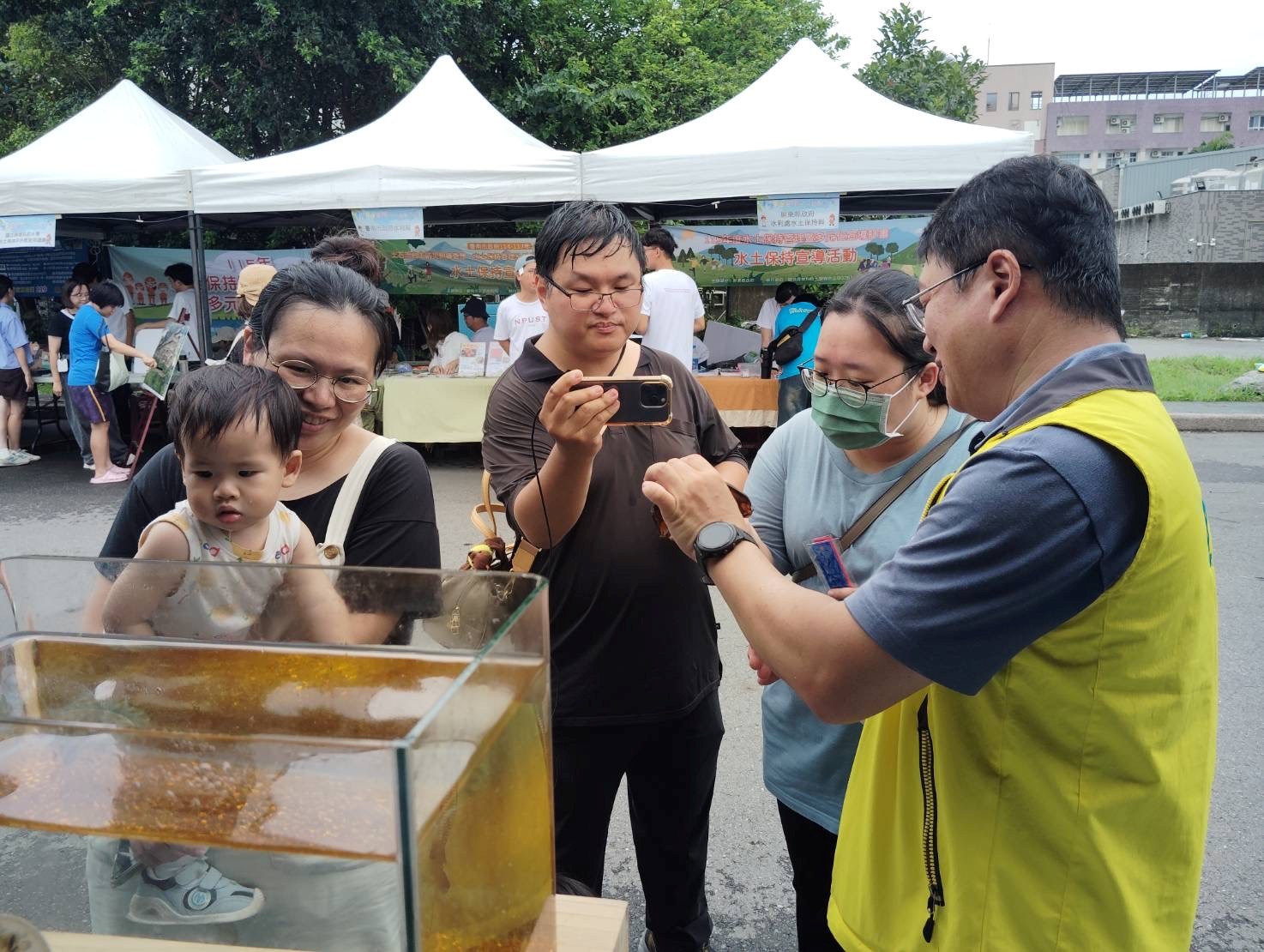 封面-民眾觀察海洋生物並與解說人員互動交流