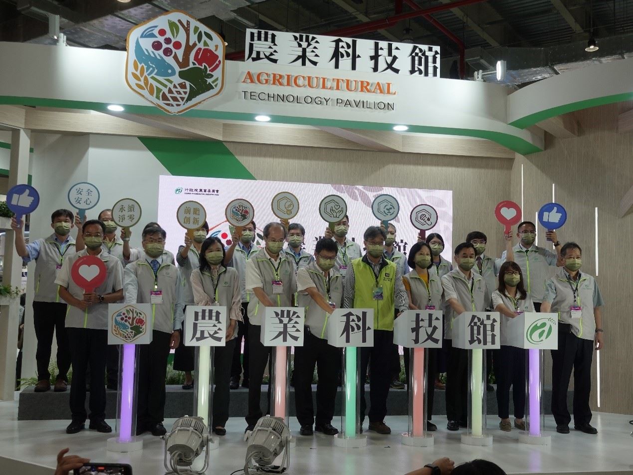 農委會陳駿季副主任委員(前排右五)率所屬機關首長共同出席農業科技館的啟動儀式