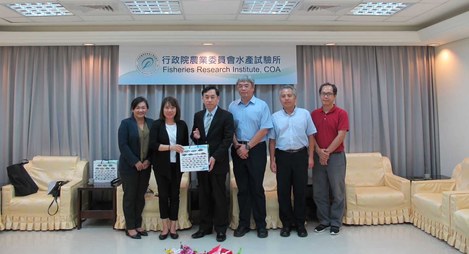 陳所長(左三)代表本所致贈Dr. Lily Eurwilaichitr (左二)紀念品