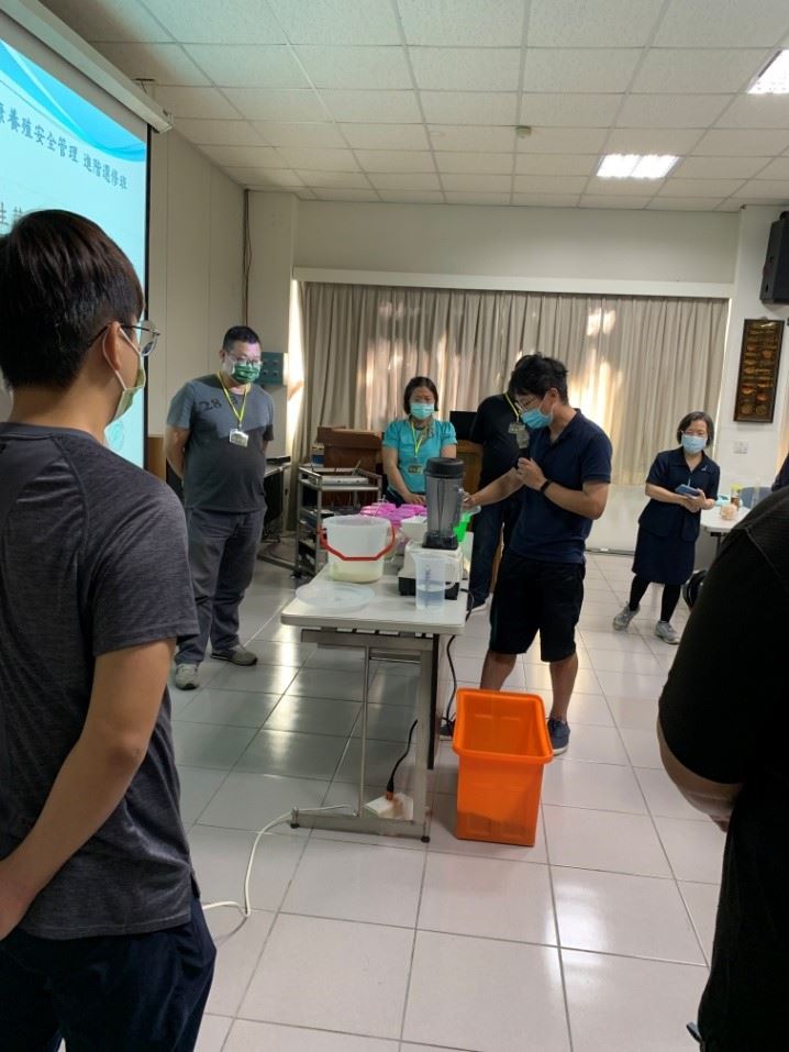 圖2、指導養殖戶使用簡易式益生菌發酵套組