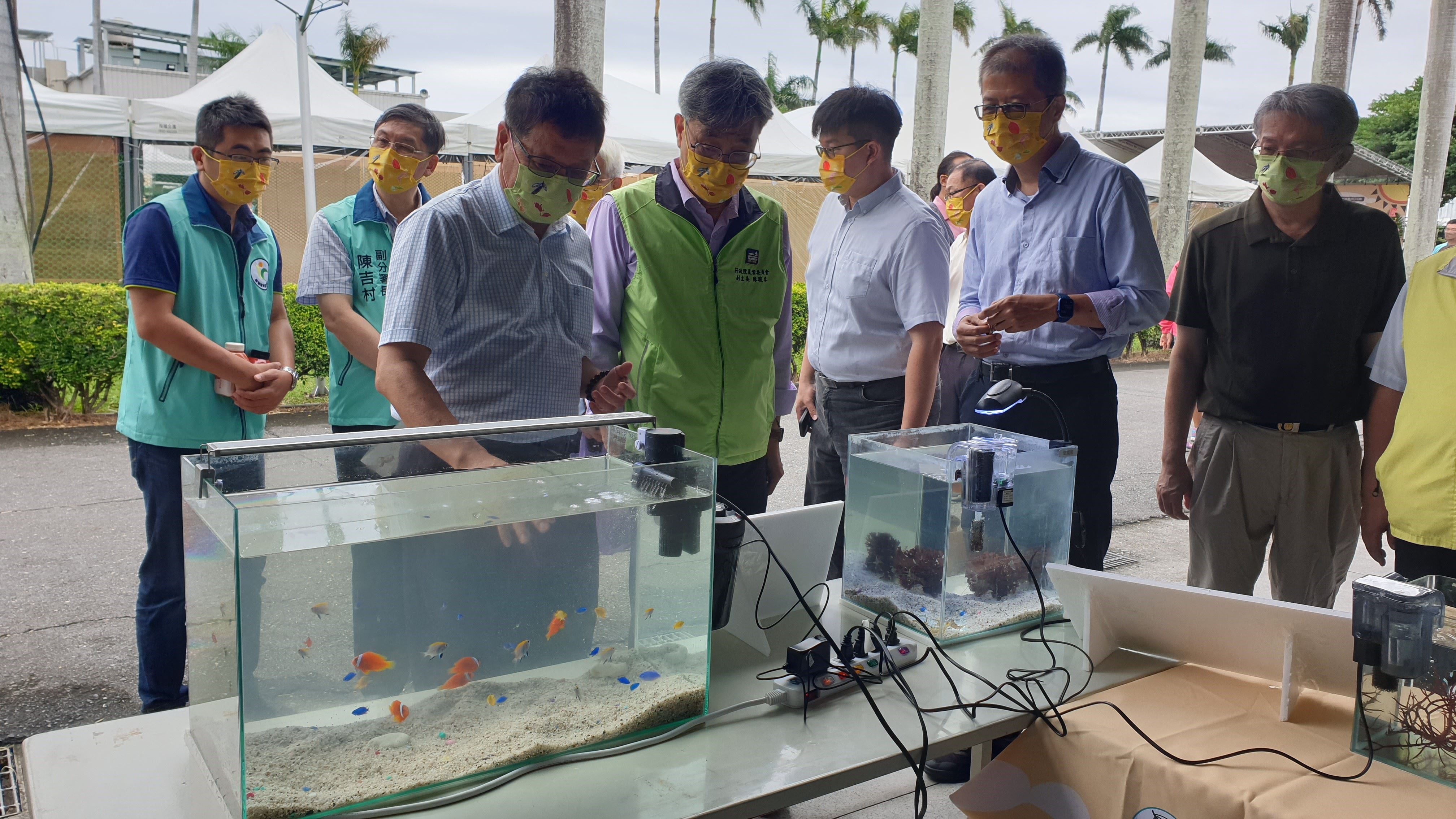 農委會陳駿季副主委及農業處長官蒞臨本所攤位由何主任源興介紹展示內容