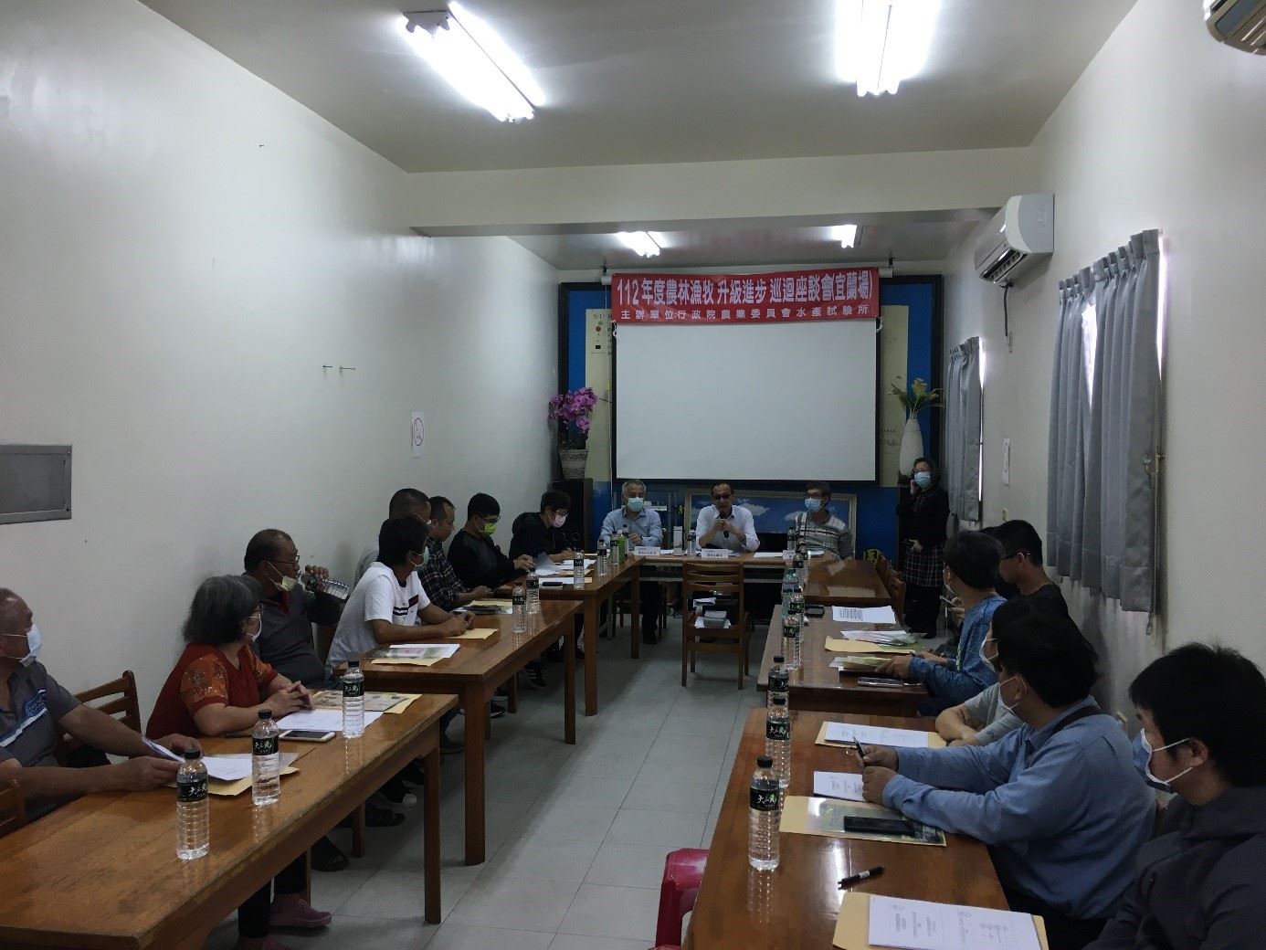 張所長、葉副所長、曾組長和與會人員進行意見交流，進一步了解宜蘭養殖業現況