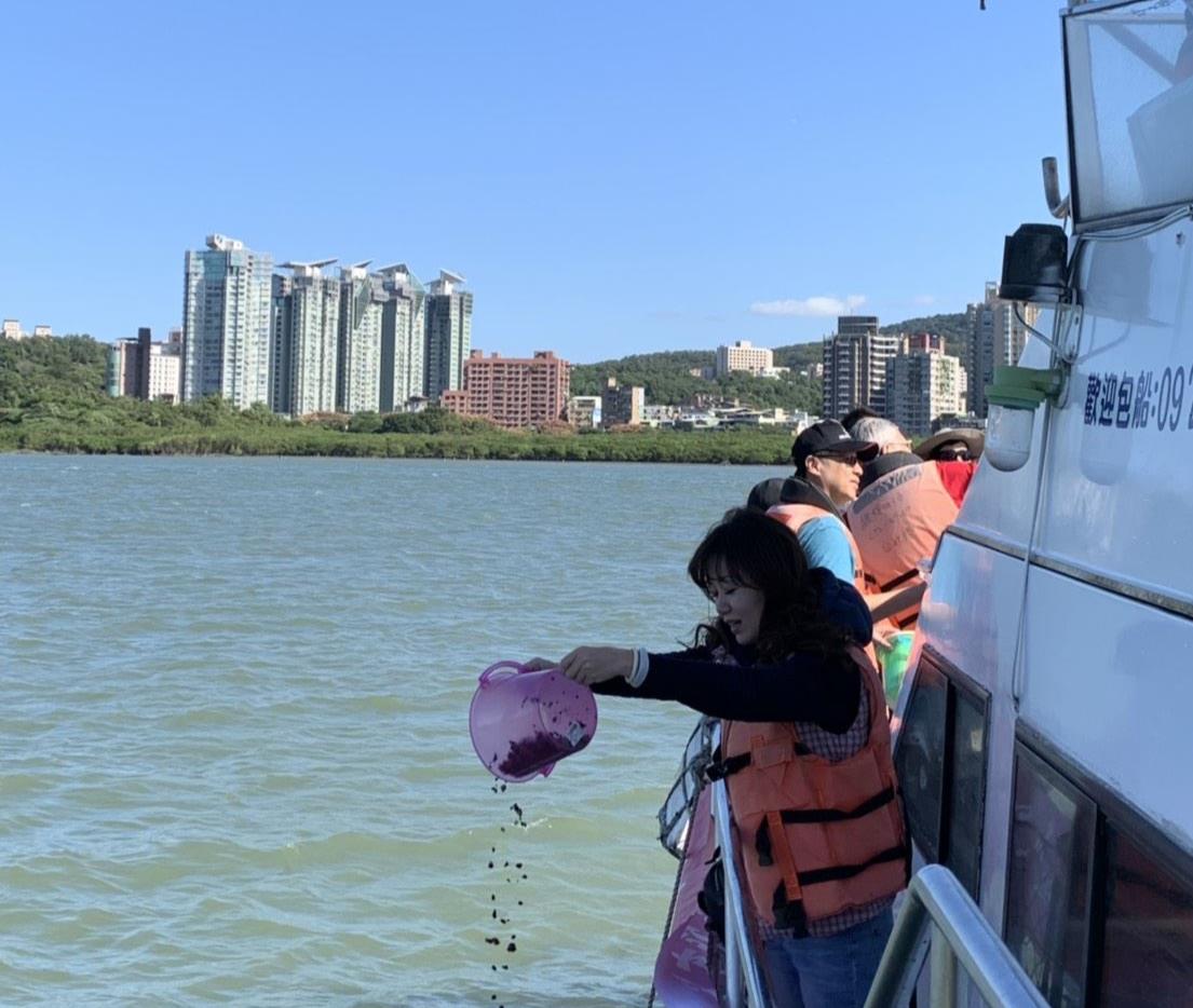 淡水區漁會放流文蛤苗,為資源保育盡心力
