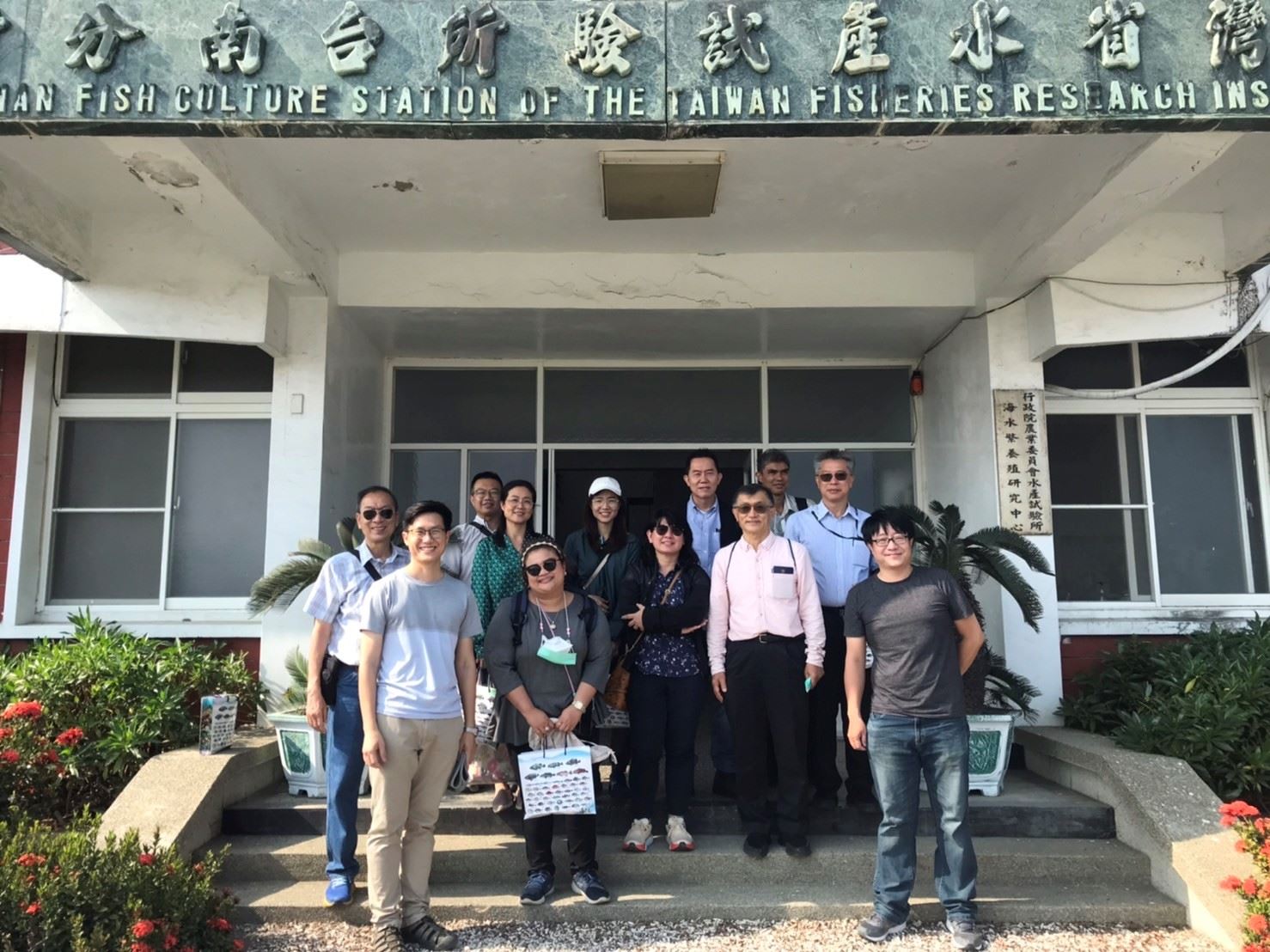 海水中心同仁與外賓合影留念