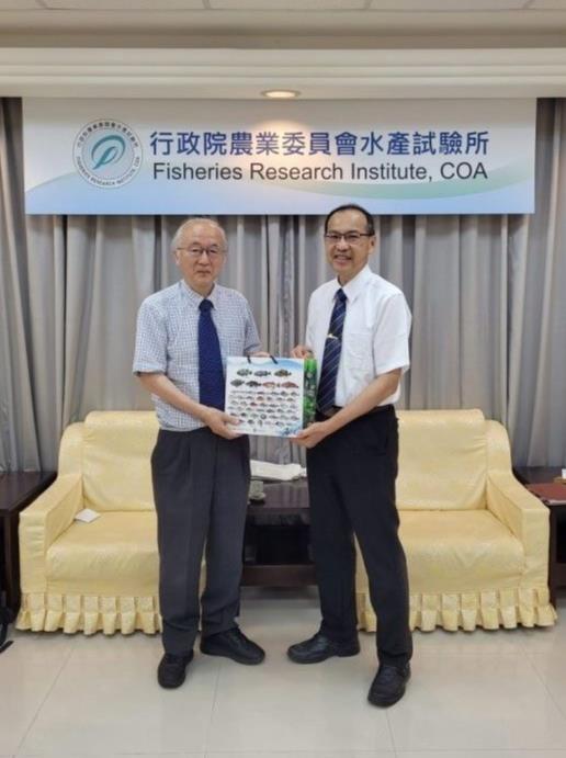 張錦宜所長代表本所致贈紀念品