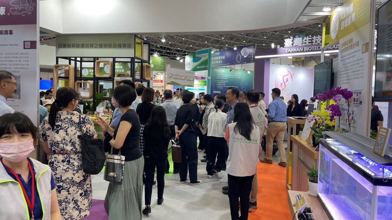 農業科技館會場參訪民眾絡繹不絕