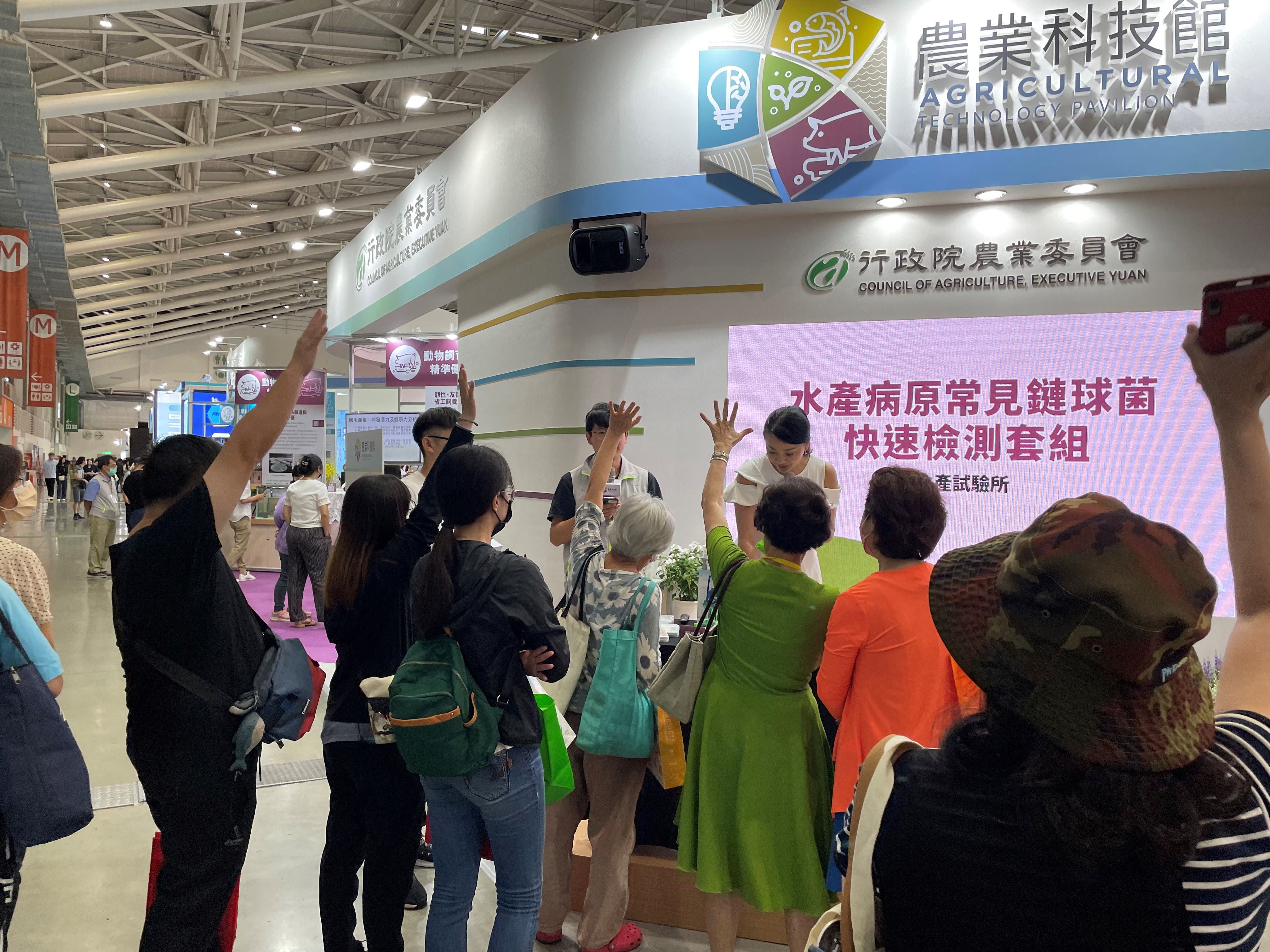 參觀民眾熱烈參與互動式舞台活動