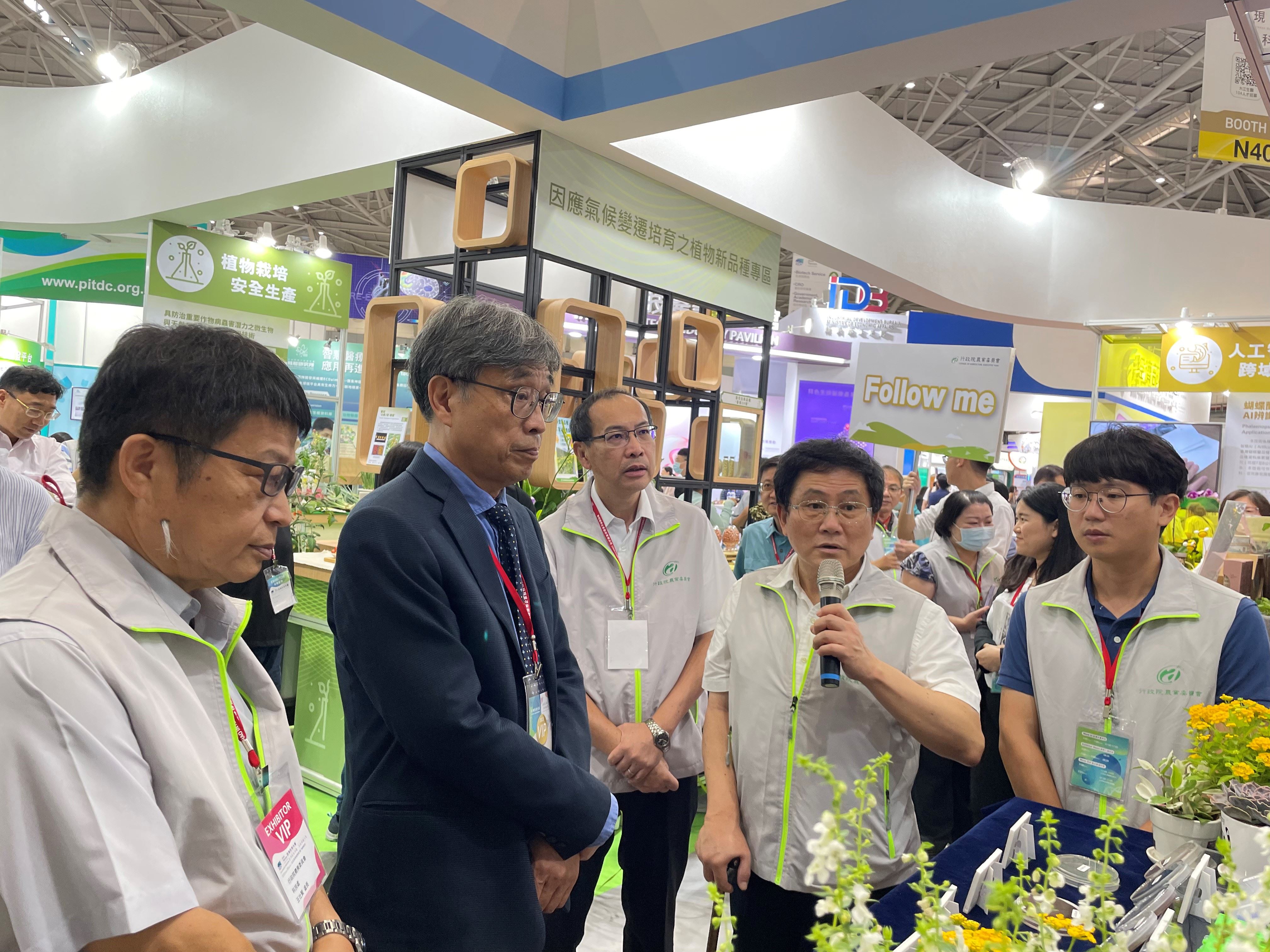 本所淡水養殖研究中心楊順德主任向農業部政務次長陳駿季說明水產病原快篩套組技術