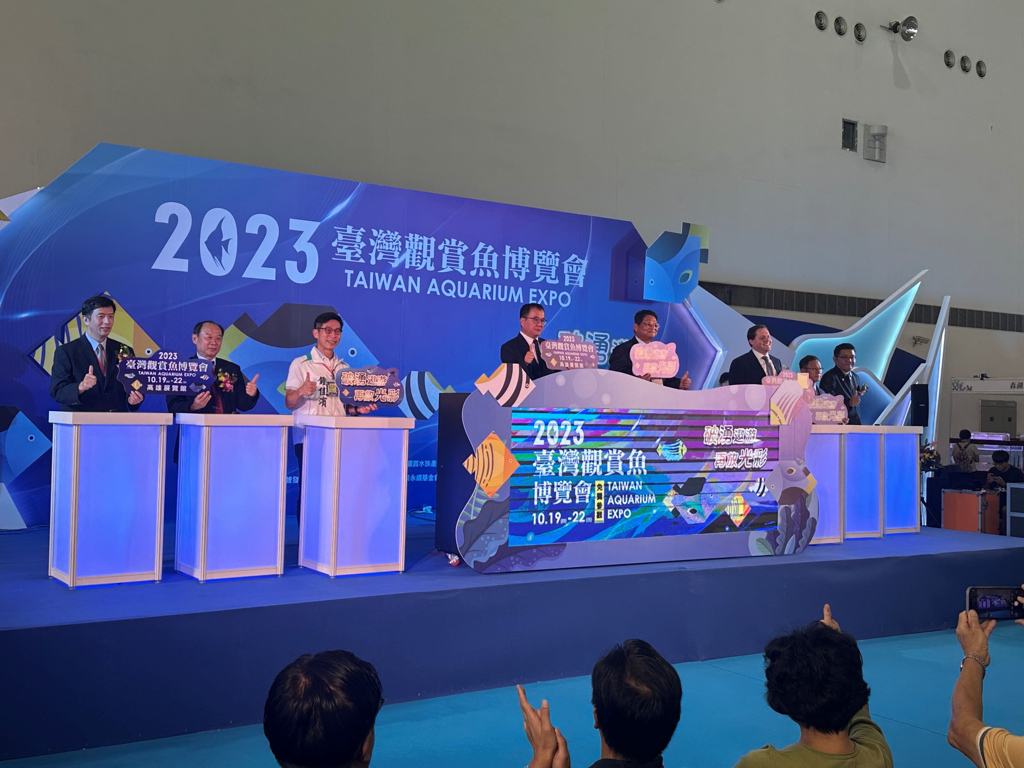 本所曾振德主任秘書（左一）代表本所與貴賓們一同參與開幕典禮