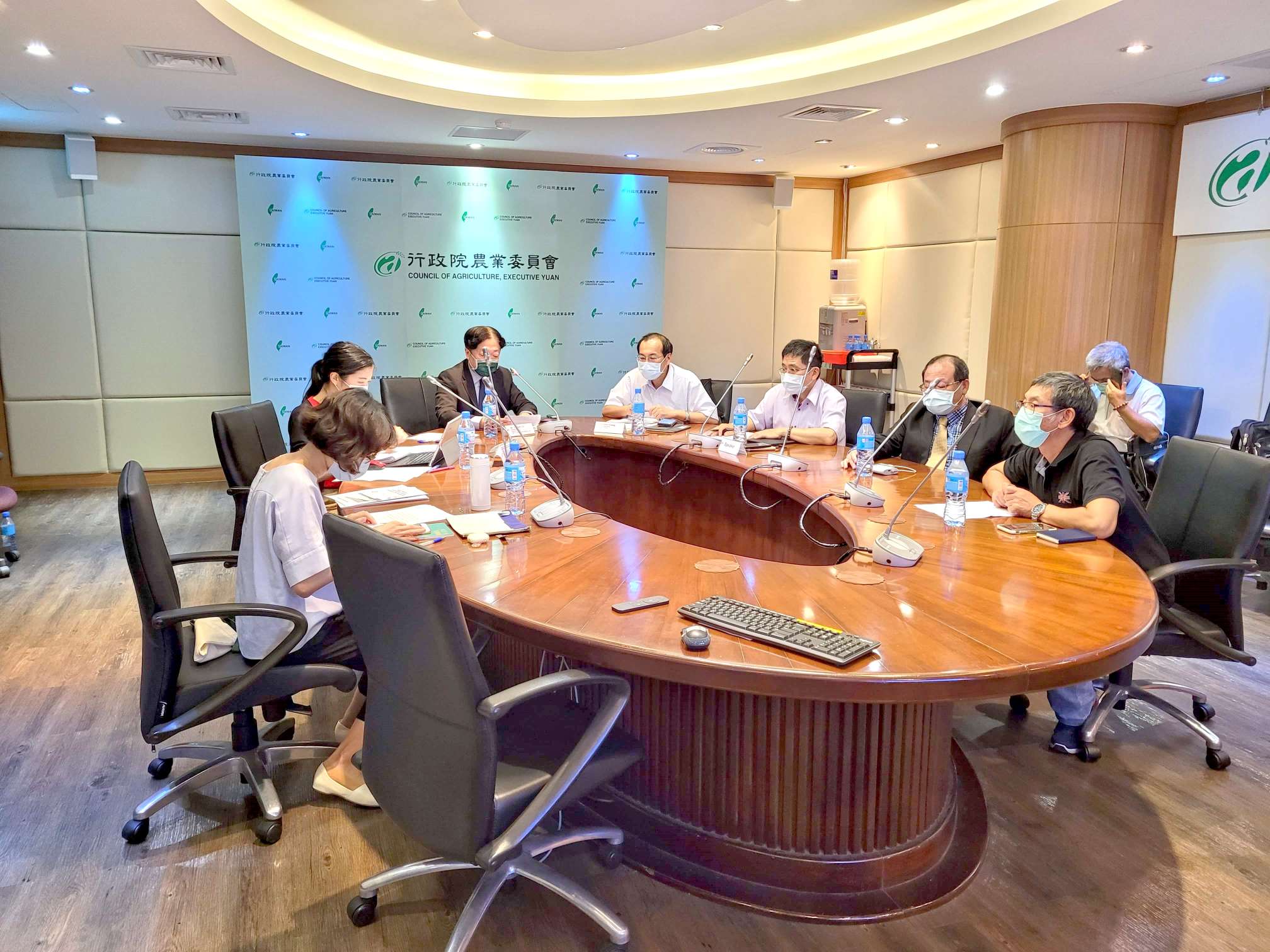 20210514我方 (上) 與史國 (下) 以視訊方式進行水產養殖線上訓練課程