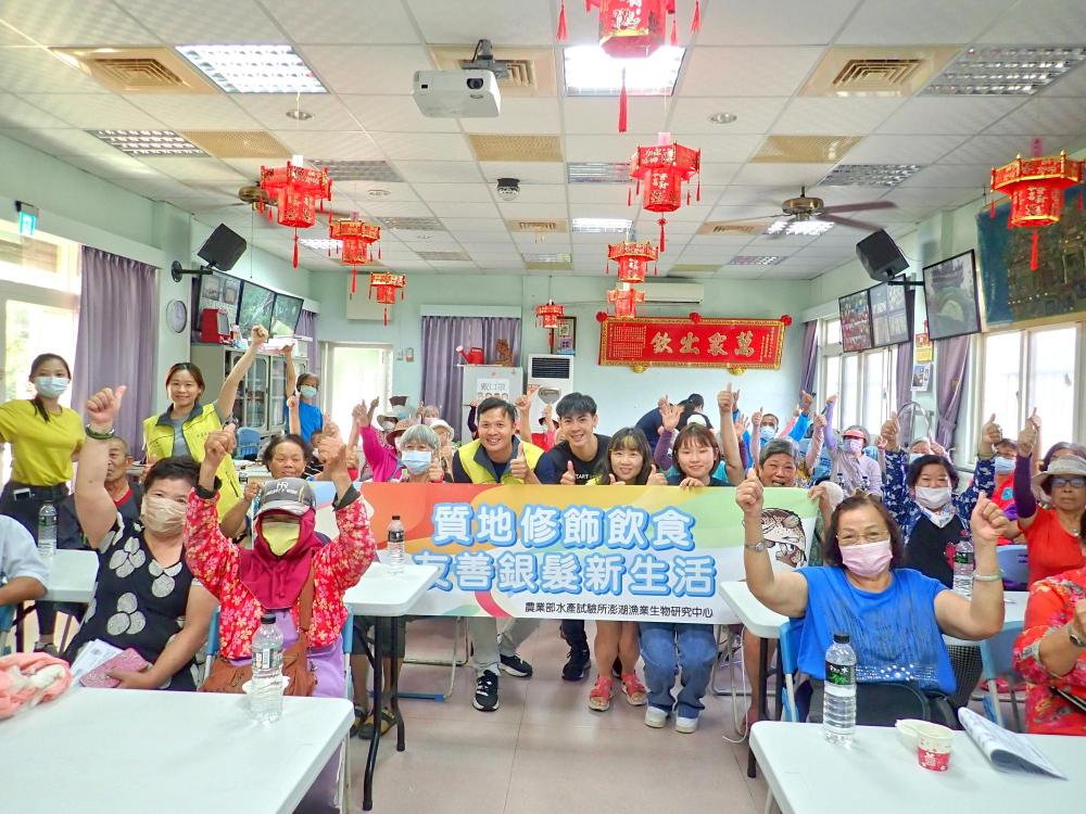 20230822質地修飾飲食-友善銀髮新生活活動現場與烏崁社區長者合影 (1)